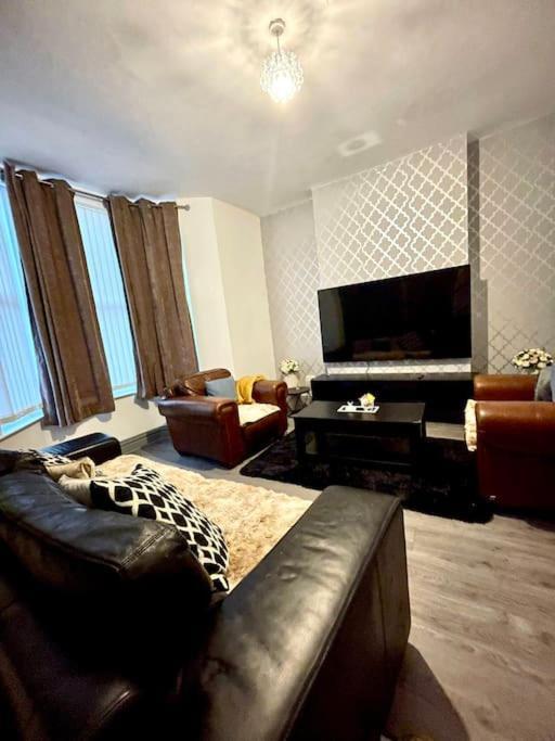 Cozy House With Multigamestable At Anfield Holiday home
